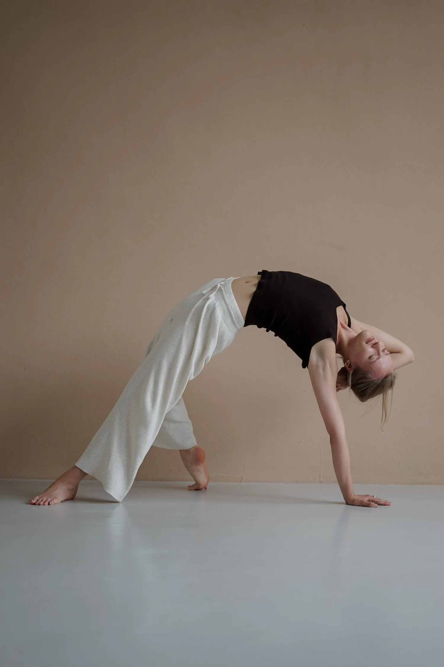 Matthäa teaching an open Yoga class in a Berlin studio